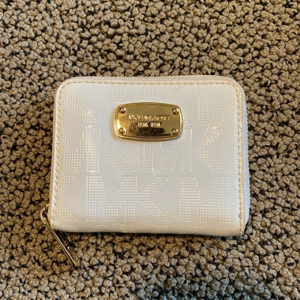 Michael Kors White Patent Leather Wrap Around Zipper Wallet Like New
